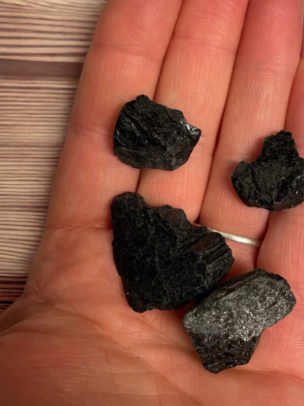 RAW BLACK TOURMALINE PIECES 100G