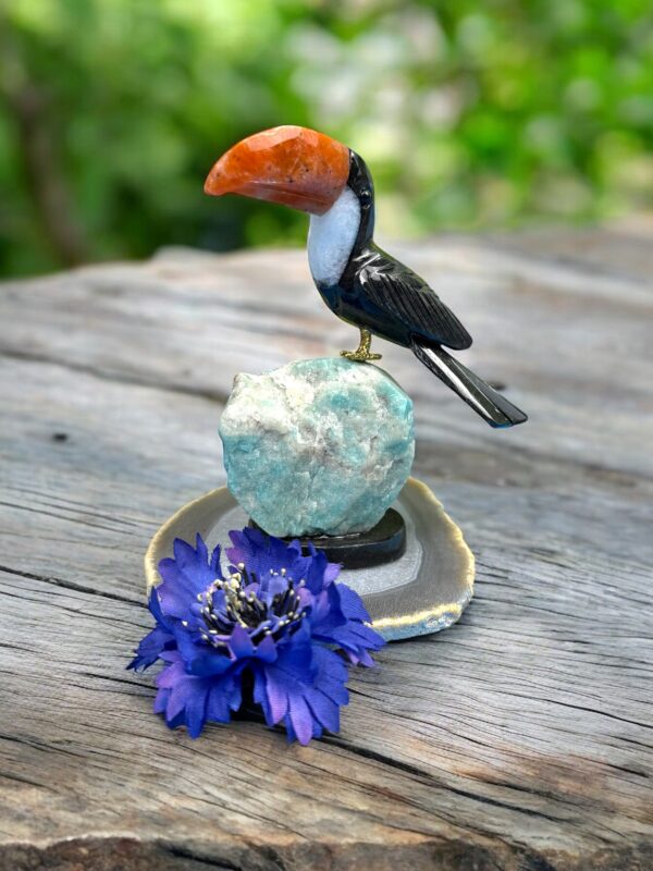 BEAUTIFUL CARVED TOUCAN ON RAW AMAZONITE BASE - Image 2